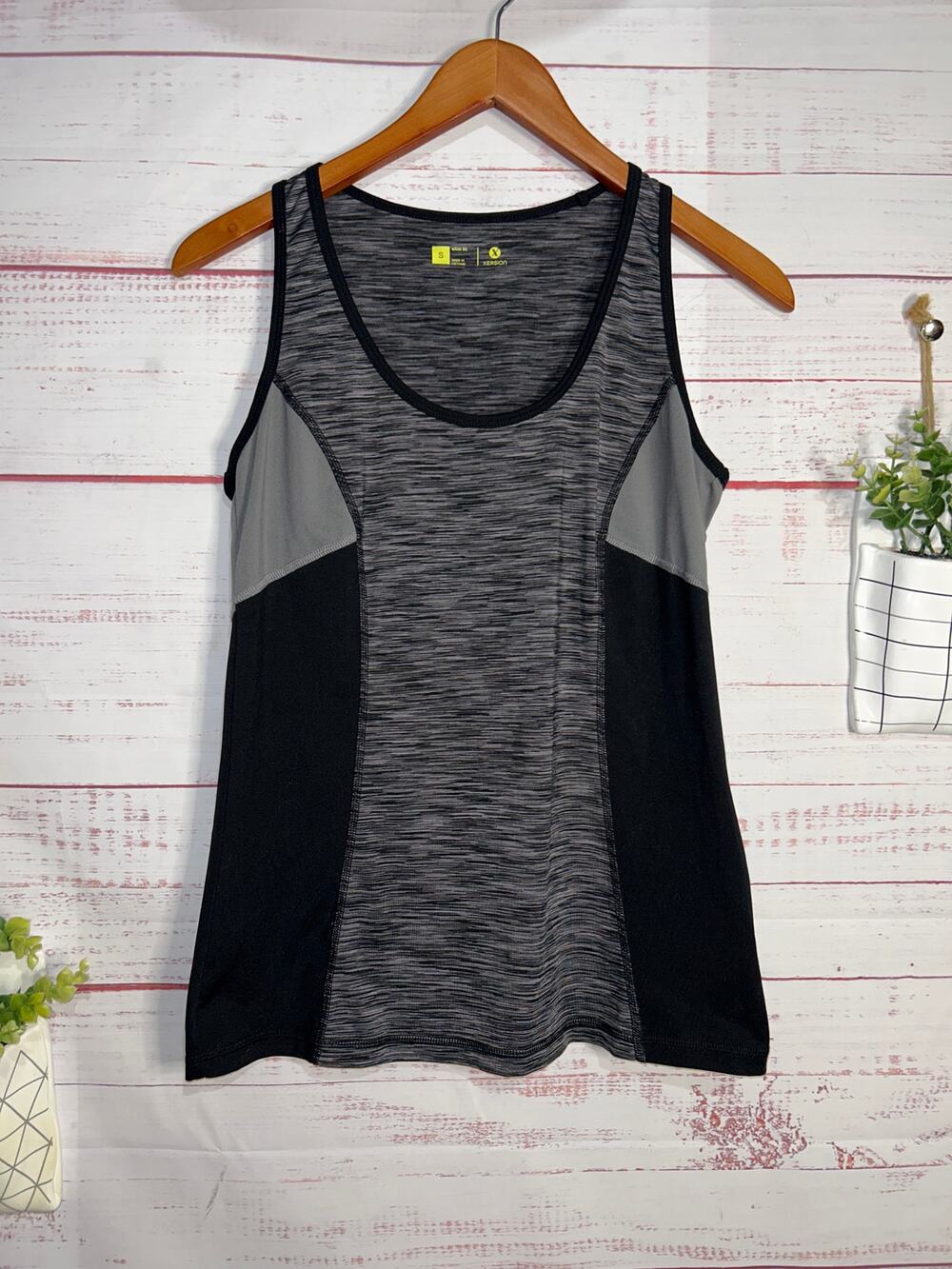 Xersion Slim Fit Black & Gray Athletic Tank | Women’s Small